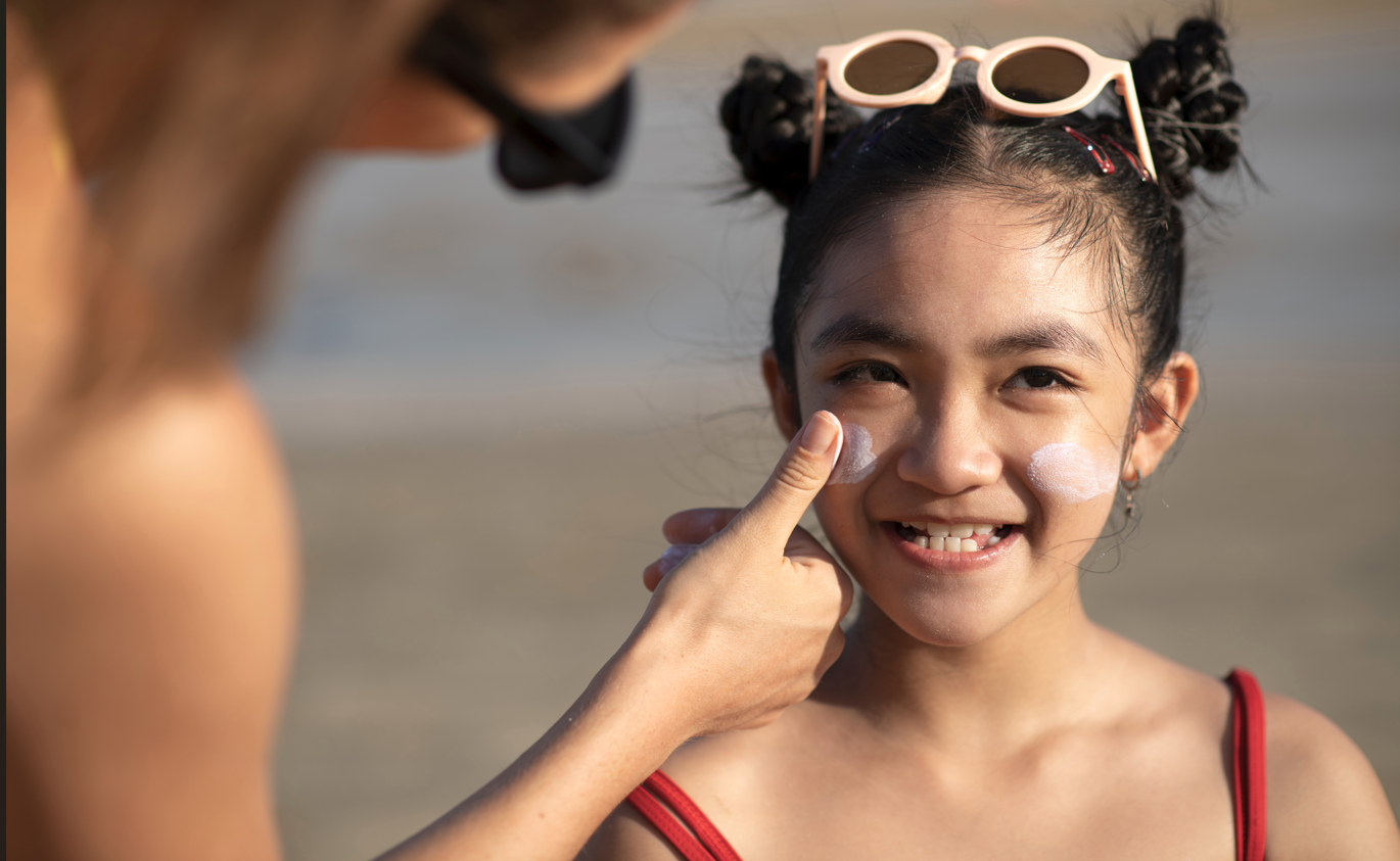 sunscreen anak, manfaat sunscreen anak, perlindungan matahari anak, cara pakai sunscreen anak, Bunda, si Kecil